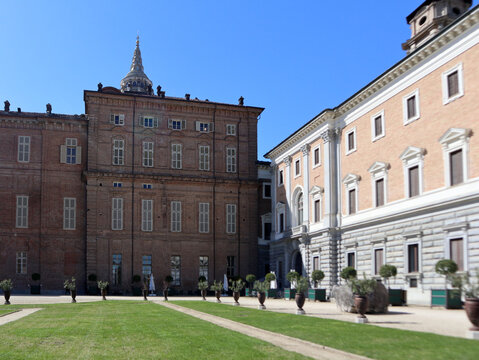 Giardini Reali di Torino con la monumentale facciata in mattoni del Palazzo Reale e la cupola della Cappella della Sindone, Piemonte, Italia
