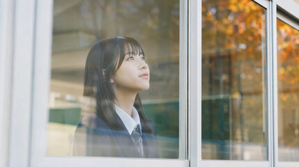 Fototapeta premium 教室から窓の外を見ている生徒のイメージ Japanese highschool student seeing outside 