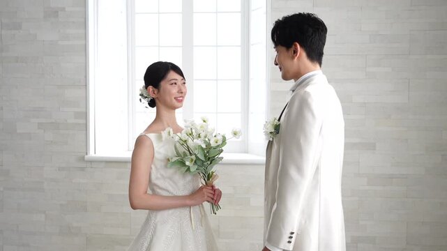 向かい合う新郎新婦