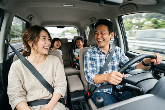 車で旅行を楽しむ笑顔の日本人家族 Generative AI
