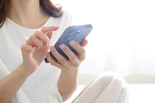 スマートフォンを操作する女性