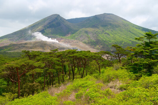 宮崎県の霧島山、二湖パノラマ展望台から望む韓国岳