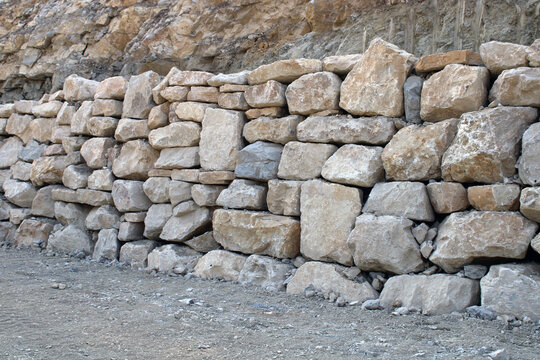 Mur de sout&egrave;nement en gros blocs de pierre calcaire