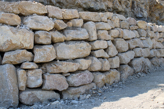 Mur de sout&egrave;nement en gros blocs de pierre calcaire