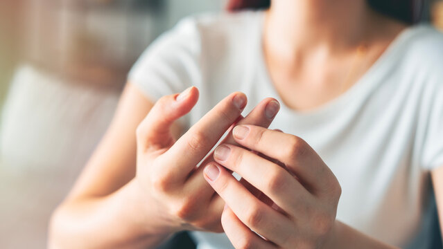 Finger massage for pain relief