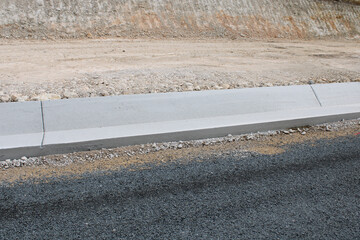 Bordure de voirie avec caniveau intégré en béton préfabriqué © CURIOS