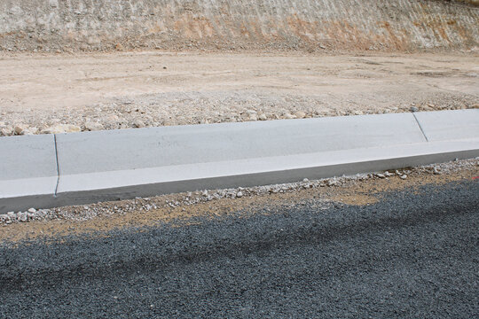 Bordure de voirie avec caniveau int&eacute;gr&eacute; en b&eacute;ton pr&eacute;fabriqu&eacute;