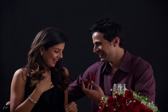 Man proposing to woman