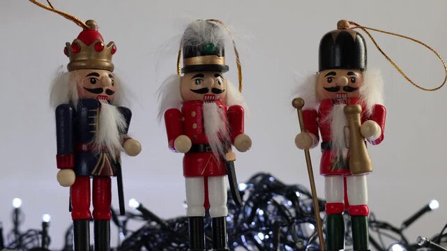 Un soldadito o cascanueces de juguete rodeado de bolas de navidad y luces de colores. Decoraci&oacute;n de navidad y fin de a&ntilde;o