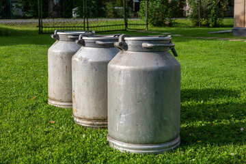 Obraz premium Traditional Milk Churns Represent Sustainable Cow Farming, Dairy Processing, and Profit