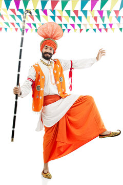 Sikh man posing with Khundis 