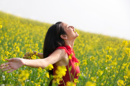 Young woman enjoying herself in a field 