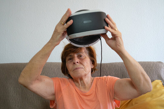 Mujer mayor experimentando con unas gafas de realidad virtual