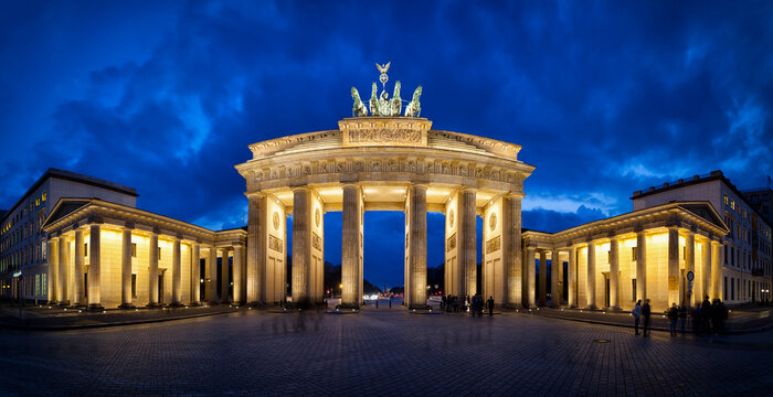 Germany, Berlin, People at Brandenburger Tor