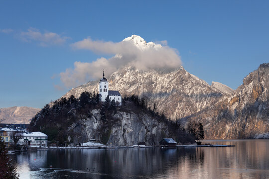 Austria, Upper Austria, View of Traunkirchen village and Traunstein Mountain with Lake Traunsee