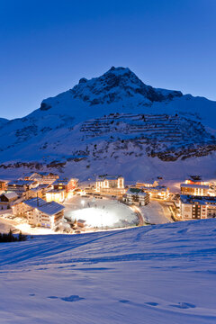 Austria, Vorarlberg, View of z�rs am arlberg at dawn