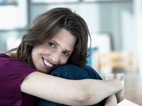 Germany, Hamburg, Woman smiling, portrait