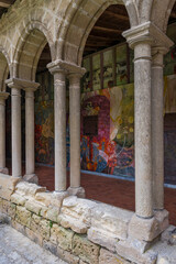 Romanischer Kreuzgang der Stiftskirche, Eglise Collegiale in Saint Èmilion, Frankreich © franzeldr
