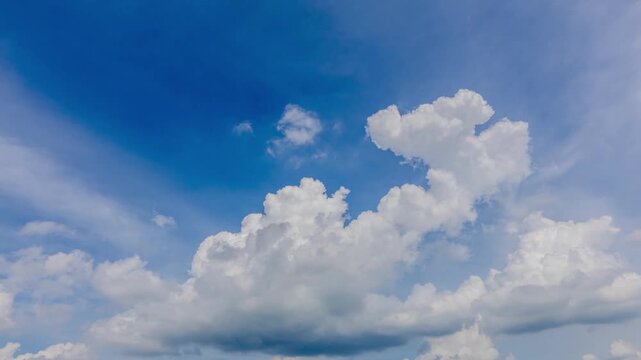 どこまでも続く夏の快晴の青空と白い雲