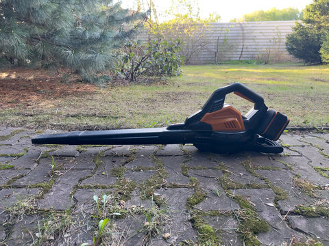 A Robust and Efficient Leaf Blower Designed for Effortless Yard Maintenance, Perfect for Clearing Leaves and Debris from Your Garden with Ease