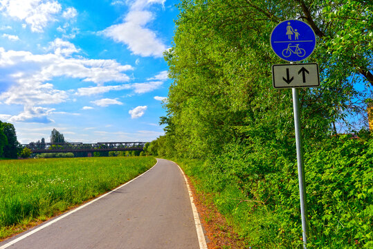 Verkehrszeichen f&uuml;r gemeinsamen Geh und Radweg am Mainradweg in Hanau Kleinauheim mit Eisenbahnbr&uuml;cke, Hessen