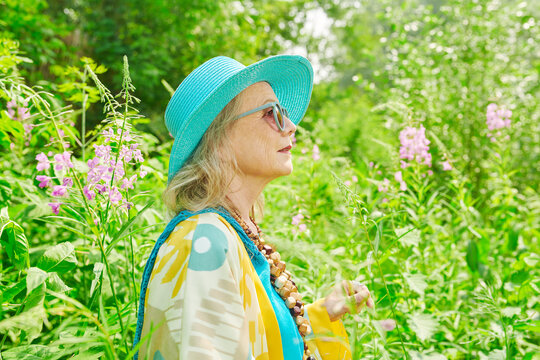 Sunny Senior Wanderer