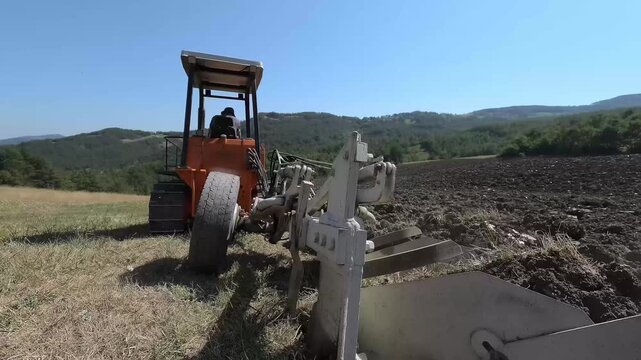 Aratura con Trattore cingolato