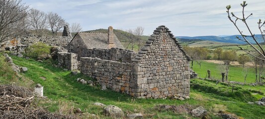 Les ruines du hameau de L'Hôpital, avec ses magnifiques anciennes maisons de granit, sur le mont Lozère (parc national des Cévennes) © Arnaud