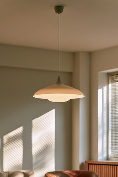 Minimalistische Deckenleuchte in klarem Innenraum, sanfte Schatten und neutrales Farbkonzept