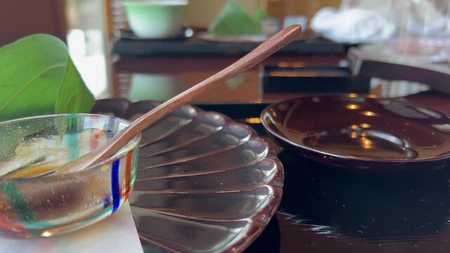 和のスイーツと緑茶を飲む手