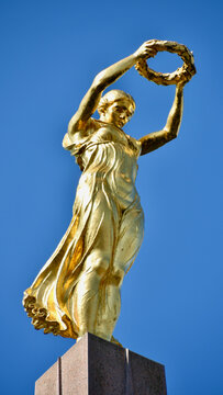 Golden Lady Statue in Luxembourg Constitution Plaza, Portrait