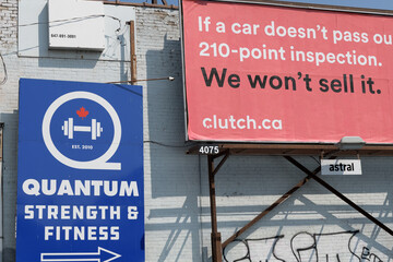 Fototapeta premium Quantum Strength & Fitness sign and roadside billboard for clutch dot ca near 995 Pape Av (East York), Toronto