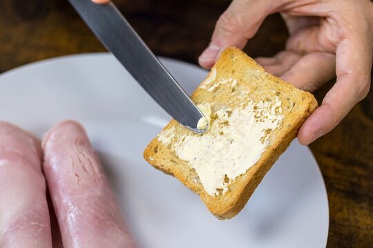 biscotte beurr&eacute;e et jambon dans une assiette