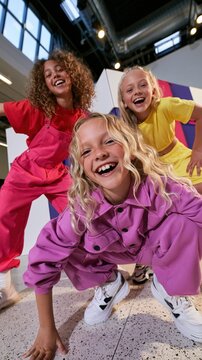 Trois jeunes filles joyeuses en tenues color&eacute;es qui s'amusent
