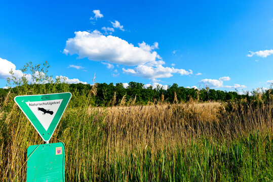 Naturschutzgebiet Schild in den Gr&uuml;ndauauen bei Niedergr&uuml;ndau in Hessen