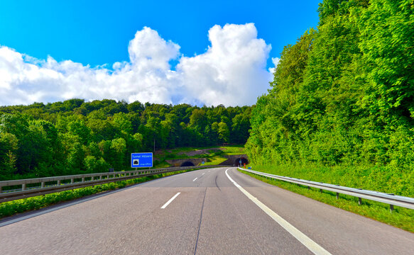 Blick auf die Bundesautobahn 81 vor dem Tunnel H&ouml;lzern in Fahrtrichtung S&uuml;den mit gr&uuml;ner Waldlandschaft