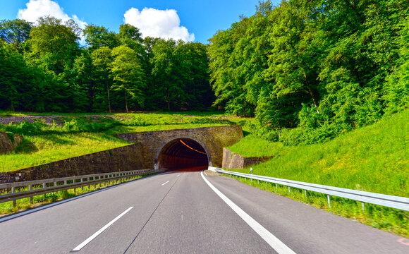 Einfahrt zum Tunnel H&ouml;lzern auf der Bundesautobahn 81 in Fahrtrichtung S&uuml;den inmitten gr&uuml;ner H&uuml;gellandschaft