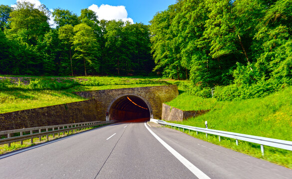 Einfahrt zum Tunnel H&ouml;lzern auf der Bundesautobahn 81 in Fahrtrichtung S&uuml;den inmitten gr&uuml;ner H&uuml;gellandschaft
