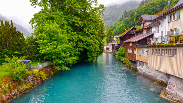 Blick &uuml;ber die t&uuml;rkisblaue Linth auf Ennenda und Glarus im Kanton Glarus
