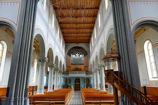 Die historische Orgel auf der Empore der Stadtkirche Glarus, Schweiz