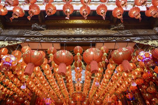 Traditional Chinese lanterns, numerous lanterns hanging from the ceiling, Wat Mangkon Kamalawat, Yaowarat Road, Chinatown, Bangkok, Thailand