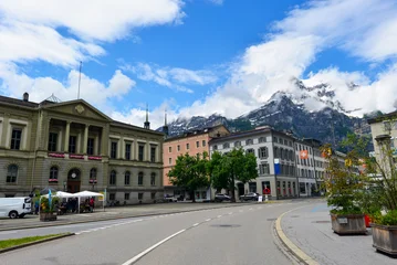 Das historische Rathaus in der Stadt Glarus vor der imposanten Kulisse des wolkenverhangenen Glärnisch-Massivs © Ilhan Balta