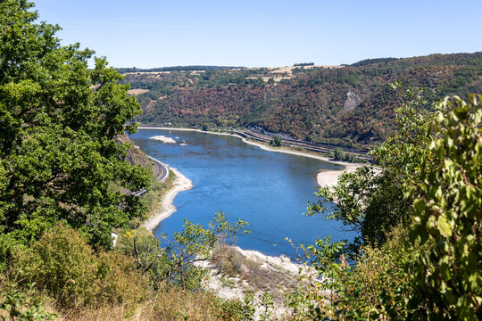 August 2026, Extremes Niedrigwasser am Mittelrhein***Blick vom Aussichtspunkt Sieben-Jungfrauen-Blick bei Oberwesel auf den Rhein