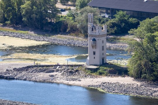 August 2026, Extremes Niedrigwasser am Mittelrhein***Der Binger M&auml;useturm ist inzwischen fu&szlig;l&auml;ufig erreichbar, was jedoch verboten ist
