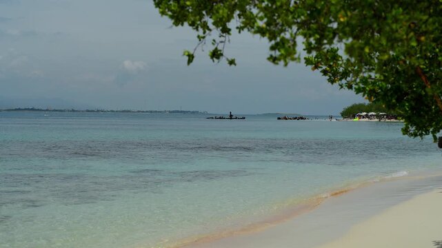 playa aguas turquesas relajante en una isla tropical