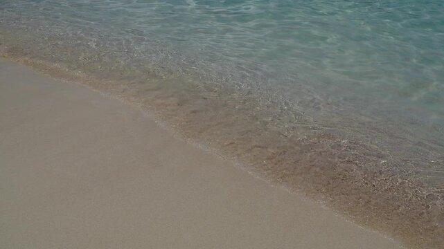 mar transparente  relajante en una isla tropical.