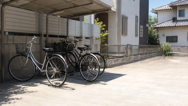 住宅地の屋根付き駐輪スペースに停められた自転車