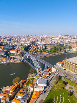 Dom lu&iacute;s i bridge spanning douro river in porto