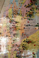Fototapeta premium Large wall map of the United States densely covered with hundreds of colorful pushpins marking locations across the country, with particularly heavy concentrations along the Midwest