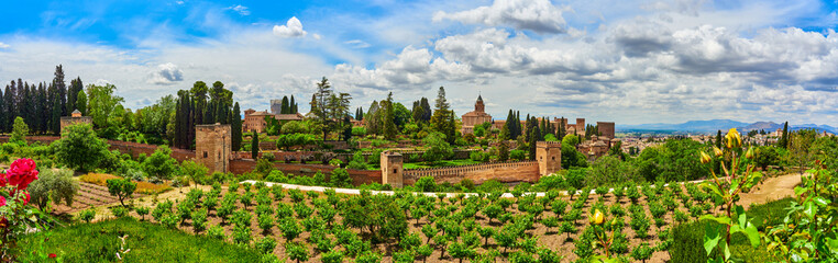 Fototapeta premium Panoramic view of the Alhambra from El Generalife, Granada, Andalusia, Spain.